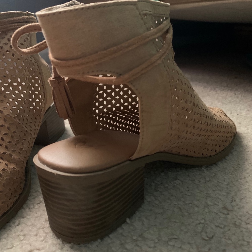 Heeled ankle shoes